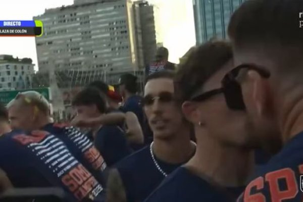 El insólito beso entre Unai Simón y Yeremi Pino que revolucionó los festejos de España