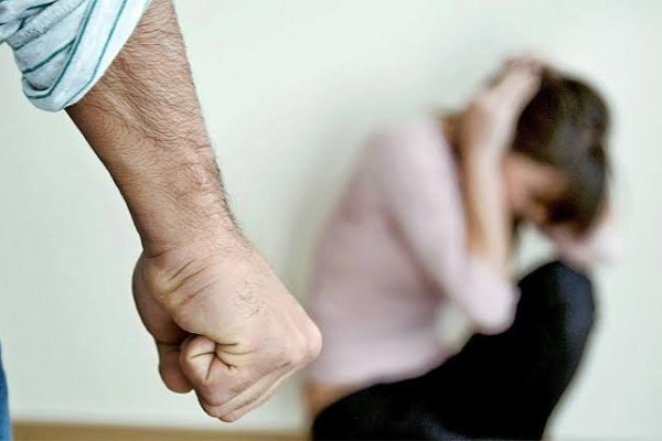 Denunció que su pareja, un agente penitenciario, la golpeó tras una discusión