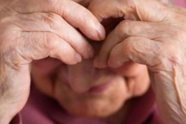 Cruel estafa | Simuló ser su "hijo enfermo" y le robó $3.000.000 a una anciana