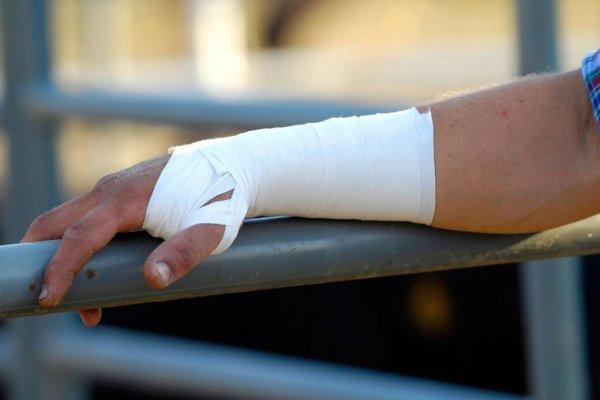 Horror por el brote de un joven que se hizo cortes con cuchillo en la vía pública