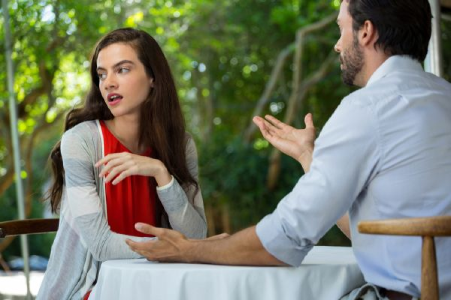 <i>La necesidad constante de hablar puede afectar los v&iacute;nculos y la comunicaci&oacute;n con otras personas.</i>