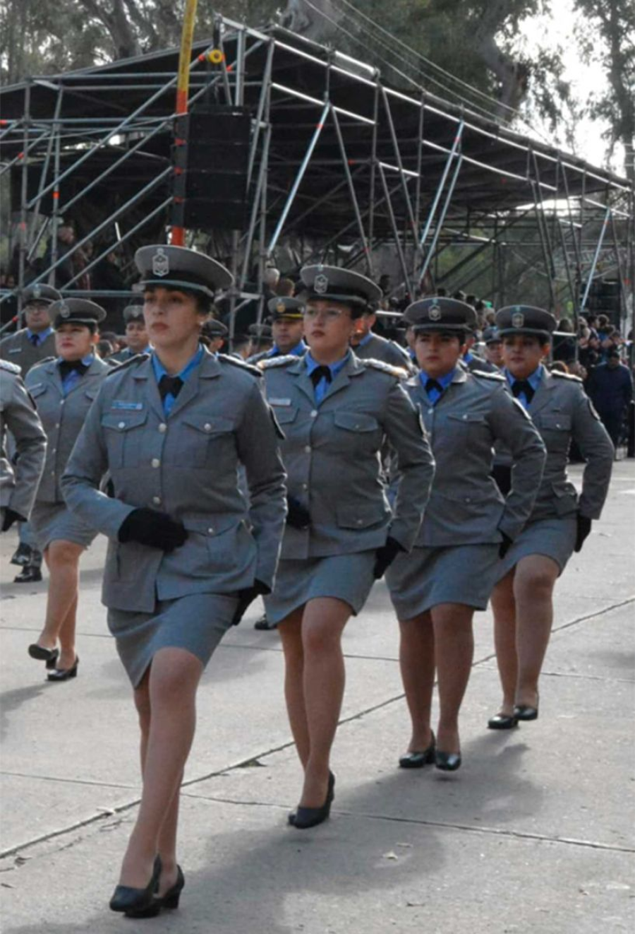 Mujeres del Servicio Penitenciario desfilando en el Parque Aguirre