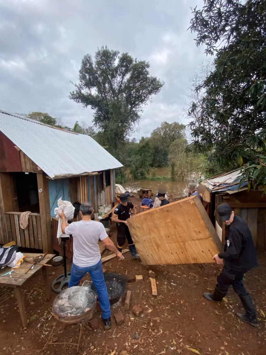 <i>Por el momento, las familias evacuadas de El Soberbio no podr&aacute;n regresar a sus viviendas (Facebook: Informate)</i>