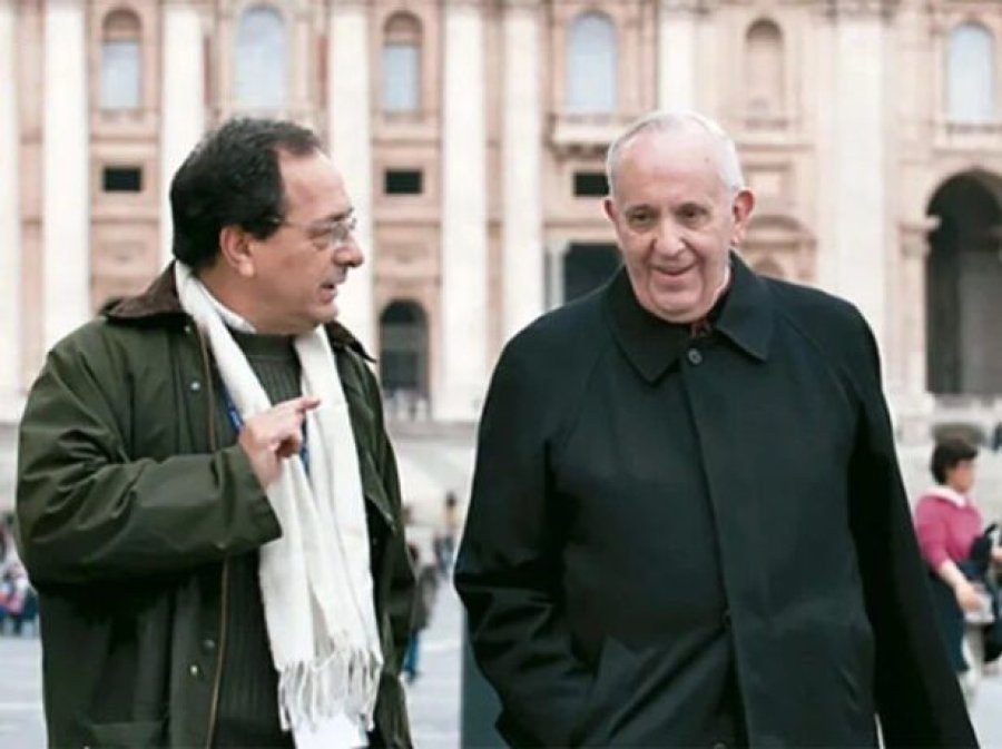El periodista junto a Jorge Bergoglio, previo a su papado.