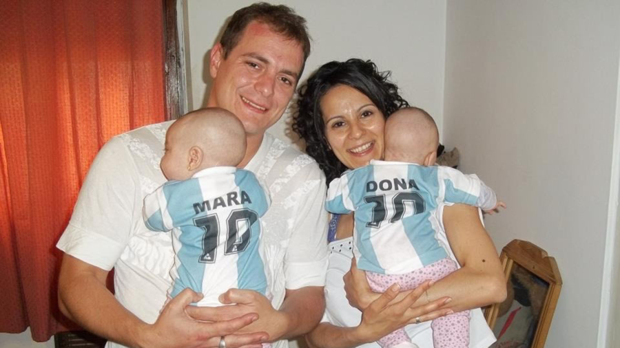 <i>Mara y Dona cuando eran beb&eacute;s, poco despu&eacute;s de nacer. Sus nombres fueron elegidos por su padre como un original homenaje a Diego Armando Maradona.</i>