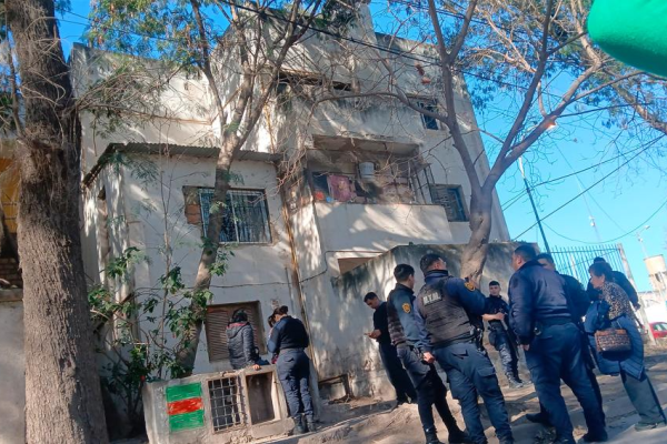 Una mujer y su hija de 4 años fueron rescatadas tras quedar atrapadas en un balcón de un edificio en La Banda