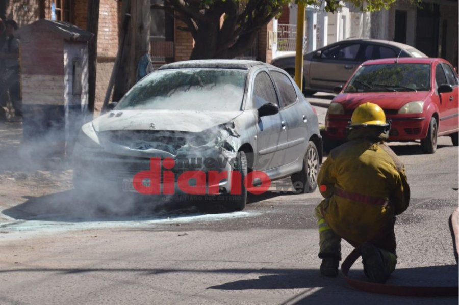Personal de Bomberos sofocando el fuego.