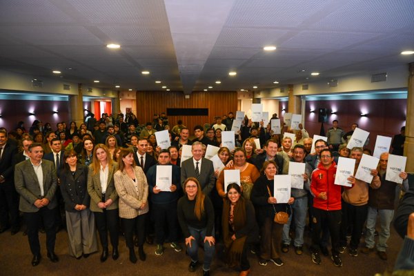 El gobernador Elías Suárez hizo entrega de títulos de propiedad a familias de La Banda